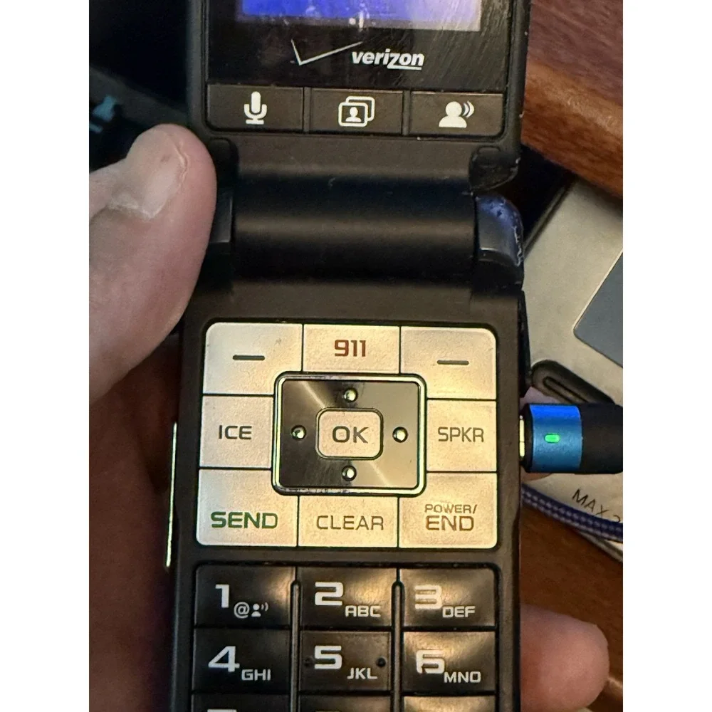 Samsung SCH-U320 Haven Verizon CDMA FLIP‎ Cell Phone, Tiny Crack In Front Screen